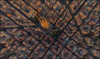 Vue de cette belle ville de la Costa del Sol, qui dessine les contours du plan Cerdà, « l'Eixample ». En 1859, ce plan d'urbanisme, qui prit presque un siècle à se réaliser et qui ne le sera jamais complètement, a donné à cette ville, ses grandes allées et ses perspectives magistrales.
Où trouve-t-on ce damier continu avec les angles coupés à 45 degrés pour permettre une meilleure visibilité ?