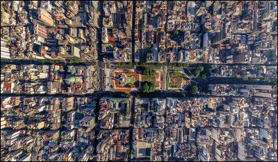 On voit très bien le Palais des Congrès et la place qui lui fait face dans cette grande ville de l'Amérique, où la plupart des rues de la ville se croisent à angle droit, respectant ''l'ancien plan hippodamien de l'urbanisme espagnol''.
Trouvez la ville dont les habitants sont les Portègnes, ville qui a été longtemps la cité la plus australe d'Amérique.