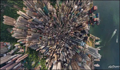 C'est saisissant à quel point les densités résidentielles y sont particulièrement fortes ! Depuis la fin des années 1990, de très nombreux gratte-ciel, relativement luxueux, y ont été érigés.
Quel est le nom commun de ce « port aux parfums », lequel a fait si souvent partie de nos actualités, récemment ?