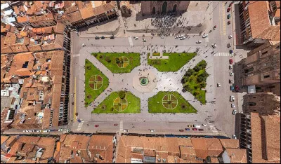C'était l'ancienne cité impériale des Incas. Les effets de la conquête espagnole ont substitué un niveau de civilisation au précédent et la ville, constitue aujourd'hui, un prodigieux amalgame de la capitale inca et de la ville coloniale.
Elle est devenue un site du patrimoine mondial de l'Unesco. Quelle est cette ville qui est située dans les Andes, à pas moins que 3 400 m d'altitude ?