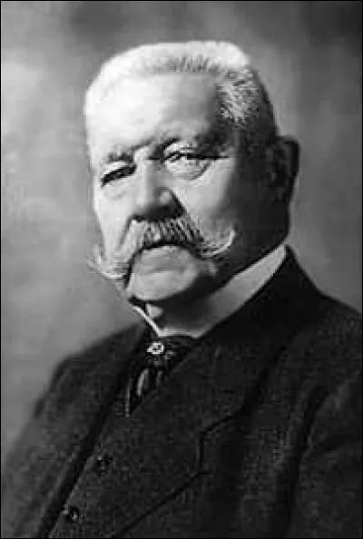 Ce militaire et homme politique allemand, président du Reich de 1925 à sa mort en 1934, se prénomme ...
