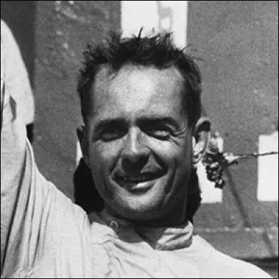 Ce pilote automobile, victorieux à trois reprises aux 24 Heures du Mans, a été, en 1961, le premier américain sacré champion du monde de Formule 1. C'est ... Hill.