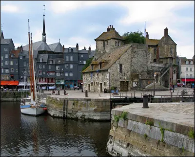 Eugène Boudin est le peintre emblématique de ce port normand situé sur la rive sud de l'estuaire de la Seine. Il y a peint notamment les maisons fleuries penchées sur le vieux port...