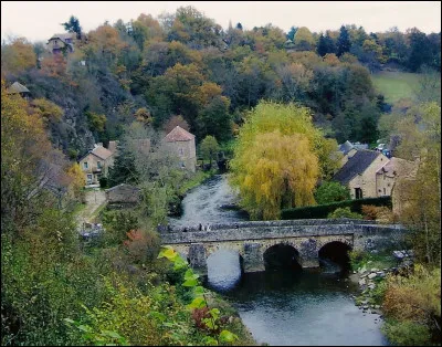 Camille Corot séjourna dans ce village d'une centaine d'âmes. Cette bourgade où s'inspirèrent de nombreux peintres est située dans les Alpes mancelles...