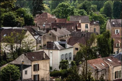 En 1872, Camille Pissarro s'installe durablement dans cette commune située sur la rive droite de l'Oise. Il reproduira inlassablement les reflets de l'Oise, son pont animé et les champs alentours...