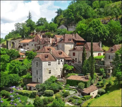 Chef de file du mouvement surréalisme, André Breton à écrit à propos de ce village médiéval niché au dessus du Lot : " J'ai cessé de me désirer ailleurs"....