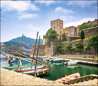 En 1905, deux peintres las de Paris, Matisse et Derain découvrent la lumière en fusion entre ciel et mer dans ce petit port de la Côte Vermeille.....