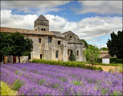 Vincent Van Gogh y séjourna un an. De la fenêtre de sa chambre, le peintre sera fasciné par la qualité de la lumière et l'ardente beauté des paysages qu'il découvre...