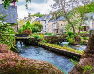 Sur les conseils d'un ami, la venue dans ce " petit trou pas cher " de Paul Gauguin durant l'été 1886 fait la notoriété de cette petite citée bretonne blottie dans un estuaire verdoyant....