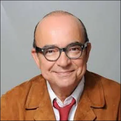 Quel est le nom du magazine télévisée un peu décalé qu'a présenté Karl Zéro pendant une dizaine d'années ?