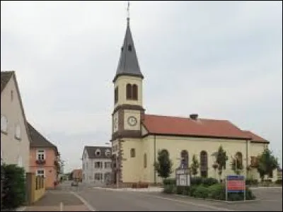 Voici l'église Saint-Joseph de Bischwihr. Commune du Grand-Est, dans l'agglomération Colmarienne, elle se situe dans le département ...