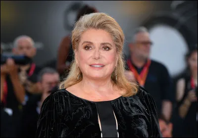 Cette actrice, qui a joué dans "Les Parapluies de Cherbourg", "Le Dernier Métro", "Huit femmes", se prénomme ...