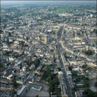 En cinq lettres, ville du bocage normand, la deuxième ville du département de l'Orne : la voyelle est un ...