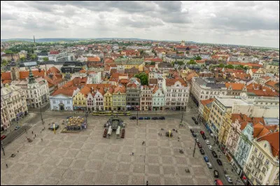 En cinq lettres, importante ville de la république tchèque, la quatrième du pays, en Bohème : la voyelle est un ...