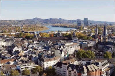 En quatre lettres, ville allemande sur le Rhin, capitale de la République fédérale de 1949 à 1990 : la voyelle est un ...