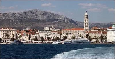 En cinq lettres, ville de Croatie, la deuxième du pays, port important sur la côte dalmate : la voyelle est un ...
