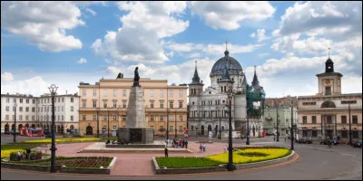 En quatre lettres, troisième ville de Pologne avec 700 000 habitants, ancien grand centre de l'industrie textile : la voyelle est un ...