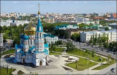 En quatre lettres, grande ville russe de 1,2 millions d'habitants située sur l'Irtych, en Sibérie : la voyelle est un ...