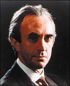 Jonathan Pryce apparat chez :