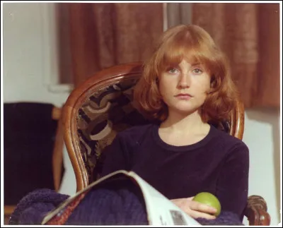 La carrière d'Isabelle Huppert prend son envol en 1977 avec ce film de Claude Goretta, adaptation du roman de Pascal Lainé. Elle y tient le rôle d'une jeune shampouineuse introvertie, victime d'une déception amoureuse qui fait basculer son existence :