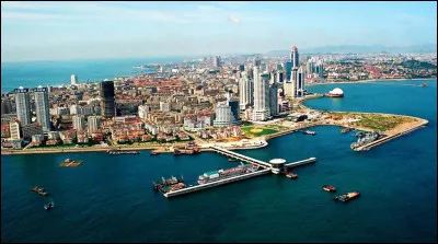 Q comme cette ville côtière chinoise de la province du Shandong, port de commerce majeur sur la mer jaune :