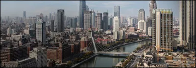 T comme cette grande ville chinoise, située à 100 km de Pékin, sur le golfe de Bohai  un bras de la mer Jaune et dont l'agglomération compte 15 millions d'habitants :