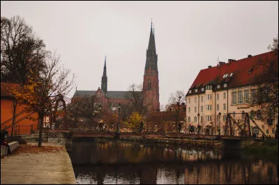 U comme cette ville de Suède, la quatrième du pays par la population, célèbre pour sa cathédrale gothique et pour sa prestigieuse université, la plus ancienne de Scandinavie :