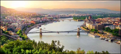 B comme cette ville de l'Europe danubienne, capitale de la Hongrie :