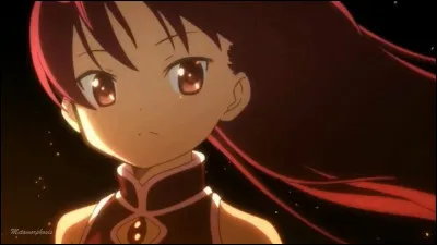 Dans le septième épisode, nous apprenons le souhait de Kyoko. Cette dernière raconte à Sayaka qu'elle a demandé à Kyubey que tout le monde écoute son père. Car, le père de la rouge voulait monter une église mais personne ne voulait l'entendre. Pourtant, selon ses dires, il avait raison. Mais par la suite, son père est mort. Pourquoi donc ?