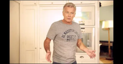 Qui est en maillot de bain avec un tuba dans l'aquarium ?