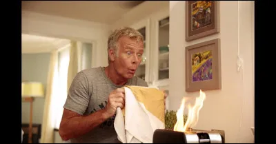 Qui tente de préparer le petit déjeuner mais c'est une catastrophe ?