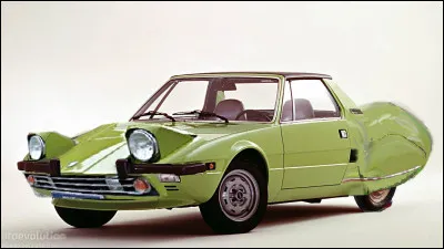 La mode des "roadsters" n'est jamais finie... L'un des composants de cet hybride date de 1947 ! Le retrouverez-vous ?