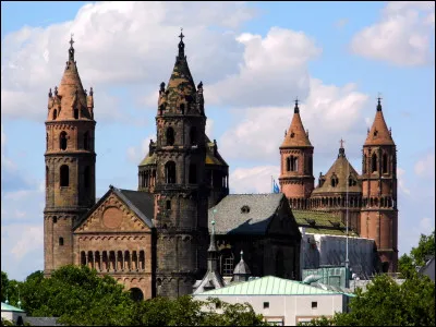 En cinq lettres, ville allemande située dans le Land de Rhénanie-Palatinat, sur la rive gauche du Rhin, connue pour sa cathédrale romane : la voyelle est un ...