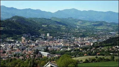 En trois lettres, ville alpine, chef-lieu du département des Hautes-Alpes : la voyelle est un ...