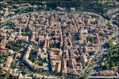 En trois lettres, ville du Vaucluse, considérée comme la capitale de la petite région du Lubéron : la voyelle est un ...