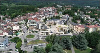 En trois lettres, ville du département de l'Ain, située sur les contreforts orientaux du massif du Jura, proche de la Suisse, elle fait partie de l'aire urbaine de Genève : la voyelle est un ...