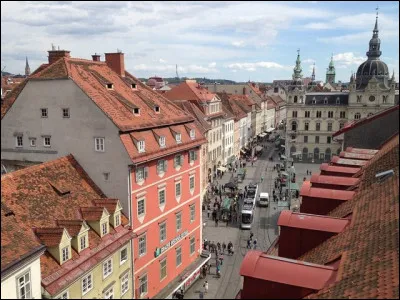 En quatre lettres, importante ville d'Autriche, la deuxième du pays, capitale de la province de Styrie : la voyelle est un ...