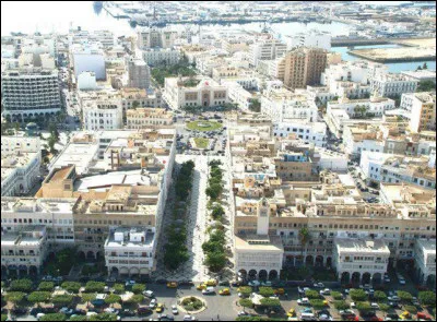 En quatre lettres, deuxième ville de Tunisie, ville portuaire de l'est du pays à l'entrée du golfe de Gabès : la voyelle est un ...