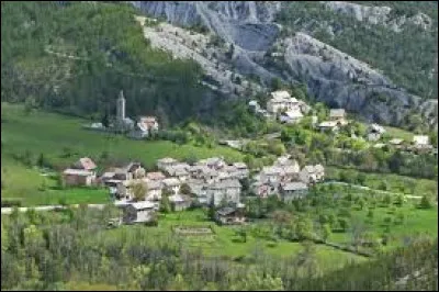 Nous terminons notre balade aux portes du parc national du Mercantour, &agrave; Villeneuve-d'Entraunes. Petit village de la r&eacute;gion P.A.C.A., il se situe dans le d&eacute;partement ...