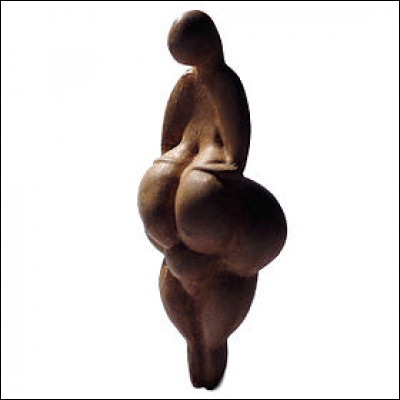 Comment s'appelle cette statuette en ivoire, et l'une des plus célèbres représentations féminines préhistoriques ?