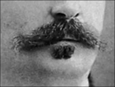 "Nous allions nous mettre à table devant le grand feu de la haute cheminée où rôtissaient un râble de lièvre flanqué de deux perdrix qui sentaient bon." Où est le mot fautif et qui l'a commis ?