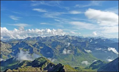 Combien de massifs montagneux principaux élevés, la France métropolitaine comporte-t-elle ?