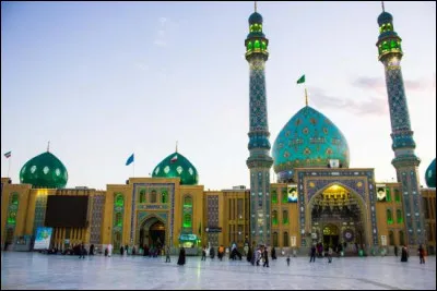 En trois lettres, ville iranienne de 1 million d'habitants, à 150 km au sud de Téhéran, l'une des villes saintes du chiisme : la voyelle est un ...