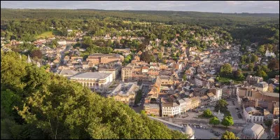 En trois lettres, ville thermale belge située dans le massif ardennais : la voyelle est un ...