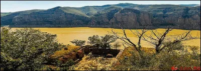 On dit de ses eaux qu'elles sont turbides et c'est ce qui lui donne sa couleur et son nom : le fleuve Jaune.
À quelle place se situe-t-il en termes de longueur dans l'ordre des fleuves chinois ?