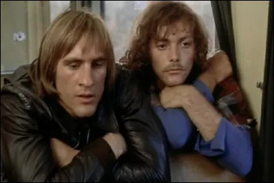 Après avoir incarné un jeune truand dans "Deux hommes dans la ville" de José Giovanni, Gérard Depardieu est révélé par son rôle de gentil voyou en cavale dans :