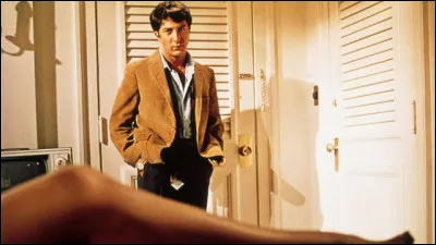 Dans ce film de 1967, Dustin Hoffman tient le rôle principal avec le personnage de Benjamin Braddock, issu de la haute bourgeoisie californienne, et qui revient dans sa famille après son diplôme universitaire. C'est ...
