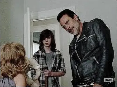 Quand Carl et Negan rentrent à Alexandria, que trouve Negan dans une chambre ?