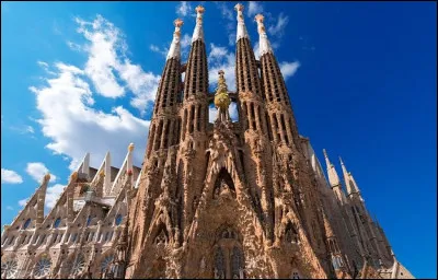 Qui a commencé la construction de la ''Sagrada Família'' à Barcelone en 1882 ?