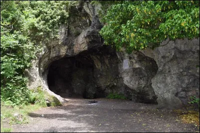 Les habitants vivent dans des grottes ou dans des cabanes. Vrai ou faux ?